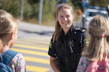 Free Photos - Police Officer Interacting With Children | FreePixel.com